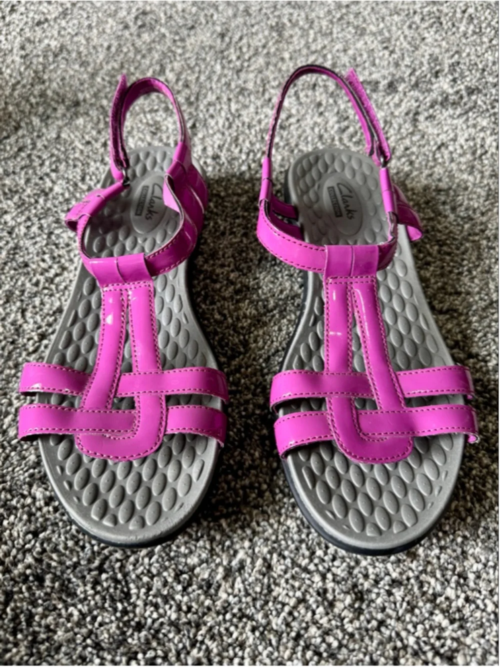 Women's Clarks Sonar Aster Patent T-Strap Sandals in Fuchsia Size 9